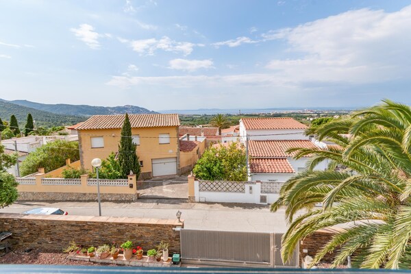 Foto van Villa aan het zwembad vlakbij de stranden - Vakantiehuis in Roses - ViewSummer