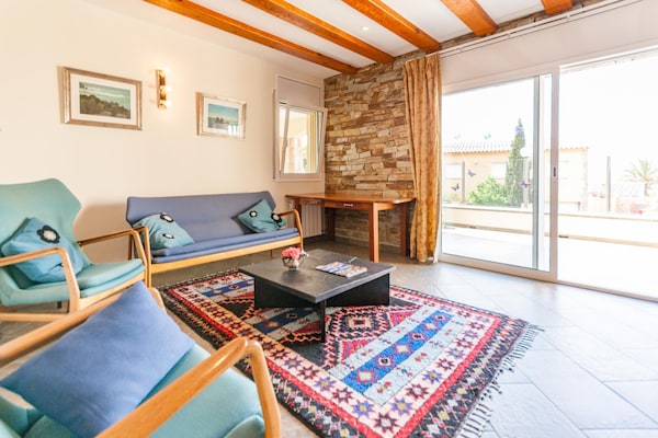 Foto van Villa aan het zwembad vlakbij de stranden - Vakantiehuis in Roses - LivingRoom