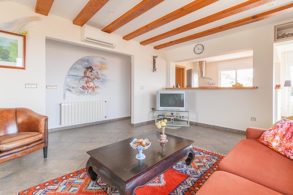 Foto van Villa aan het zwembad vlakbij de stranden - Vakantiehuis in Roses - LivingRoom