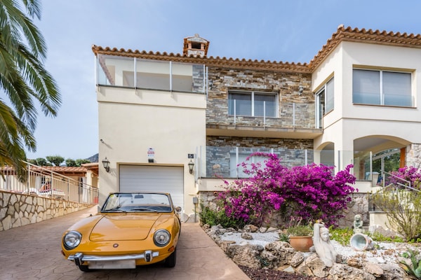 Foto van Villa aan het zwembad vlakbij de stranden - Vakantiehuis in Roses - ExteriorSummer