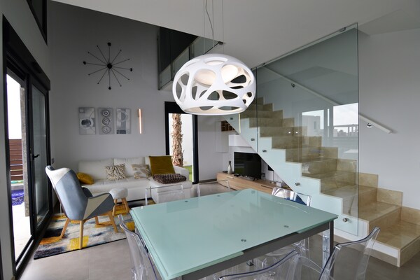 Foto van Luchtige villa nabij golf en restaurants - Vakantiehuis in Vistabella Golf Orihuela - LivingRoom