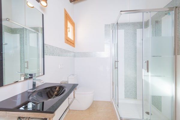 Foto van Familievilla met buitenzwembad - Vakantiehuis in MontuÏri, Illes Balears - BathRoom