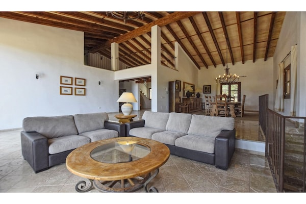 Foto van Klassieke woning met zwembad - Vakantiehuis in Petra - LivingRoom