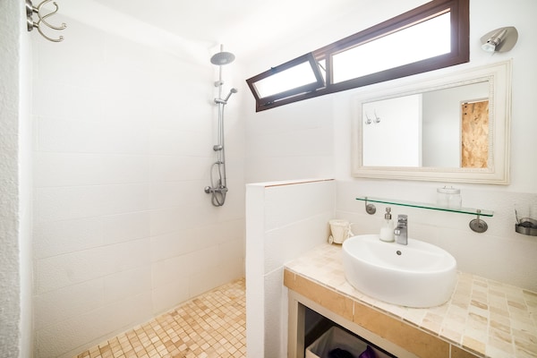 Foto van Casa Héctor, met verwarmd privézwembad en uitzicht op zee! - BathRoom