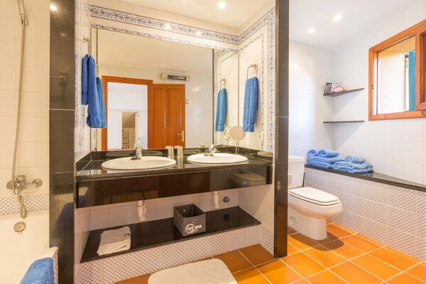 Foto van Villa in Cala Mandia met privétoegang tot zee - Vakantiehuis in Cala Mandia, Illes Balears - ExteriorSummer