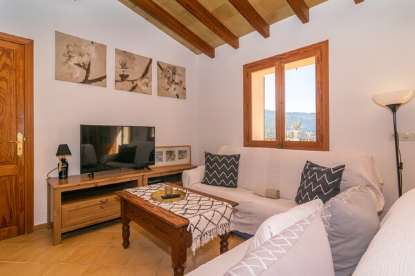 Foto van Sfeervol Huis in Fornalutx met Uitzicht - Vakantiehuis in Fornalutx, Illes Balears - LivingRoom