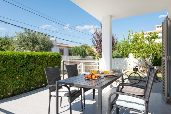 Foto van Villa bij Playa de Muro strand - Vakantiehuis in Playa De Muro, Illes Balears - TerraceBalcony