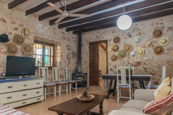 Foto van Sineu Retreat met zwembad - Vakantiehuis in Sineu, Illes Balears - LivingRoom