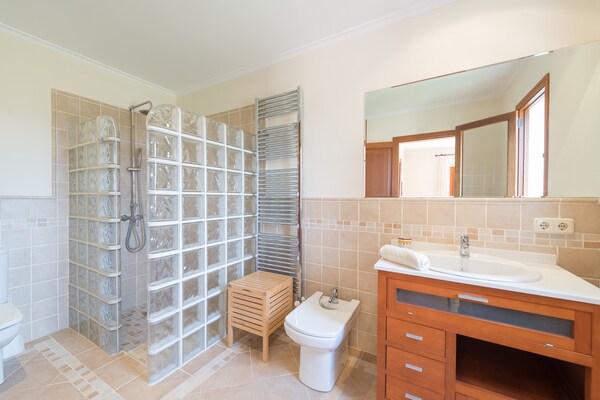 Foto van Villa in Calonge met Zwembad en Uitzicht - Vakantiehuis in S'horta, Illes Balears - BathRoom