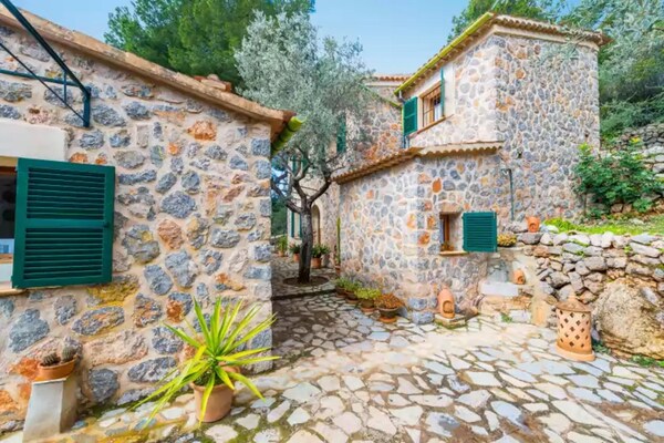 Foto van Authentiek Mallorcaans stenen huis - Vakantiehuis in Fornalutx, Illes Balears - ExteriorSummer