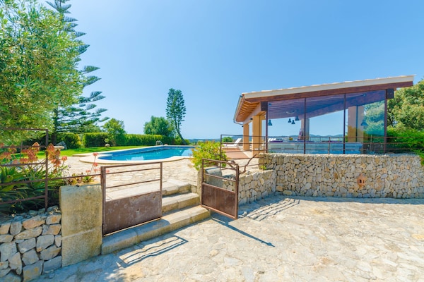 Foto van Rustiek landgoed met groot zwembad - Vakantiehuis in Sant Llorenç Des Cardassar, Illes Balears - HallReception