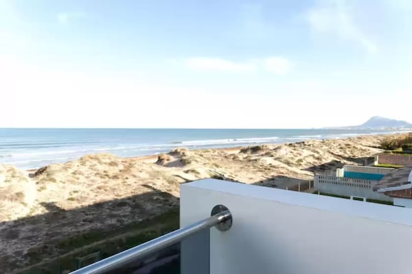 Foto van Modern rijtjeshuis aan zee - Vakantiehuis in Oliva Nova, Valencia - ViewSummer