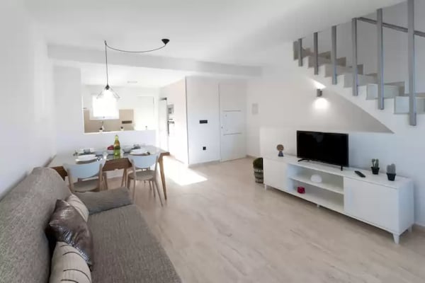 Foto van Modern rijtjeshuis aan zee - Vakantiehuis in Oliva Nova, Valencia - LivingRoom