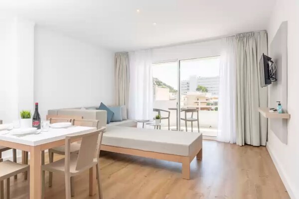 Foto van Modern appartement aan het strand - Vakantiehuis in Canyamel, Illes Balears - LivingRoom