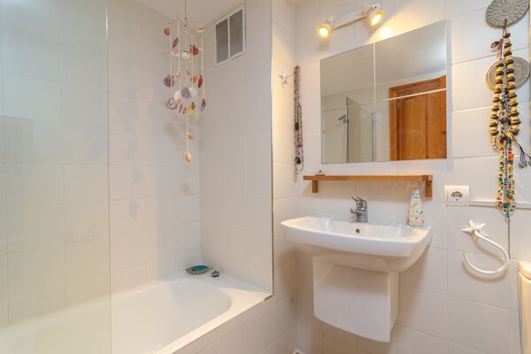 Foto van Stijlvol dorpshuis met zwembad - Vakantiehuis in Ses Salines, Illes Balears - BathRoom