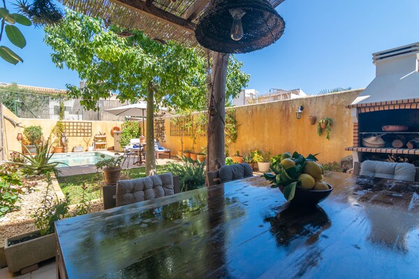 Foto van Stijlvol dorpshuis met zwembad - Vakantiehuis in Ses Salines, Illes Balears - TerraceBalcony