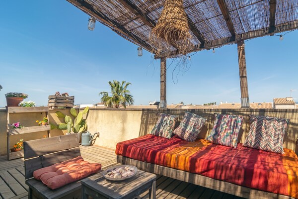 Foto van Stijlvol dorpshuis met zwembad - Vakantiehuis in Ses Salines, Illes Balears - TerraceBalcony