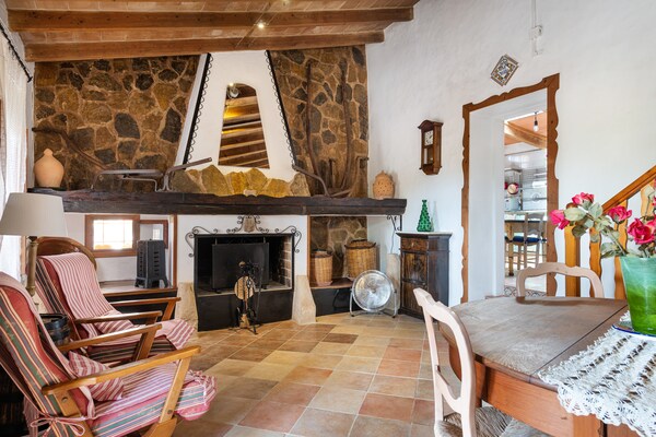 Foto van Villa in Santa Maria met zoutwaterzwembad - Vakantiehuis in Santa María Del Cami, Illes Balears - LivingRoom