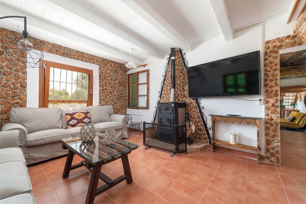 Foto van Villa in Santa Maria met zoutwaterzwembad - Vakantiehuis in Santa María Del Cami, Illes Balears - LivingRoom