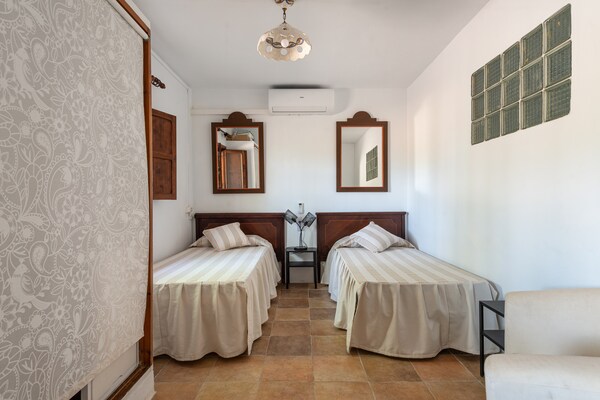 Foto van Villa in Santa Maria met zoutwaterzwembad - Vakantiehuis in Santa María Del Cami, Illes Balears - BedRoom