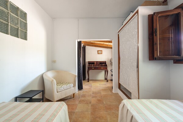 Foto van Villa in Santa Maria met zoutwaterzwembad - Vakantiehuis in Santa María Del Cami, Illes Balears - BedRoom