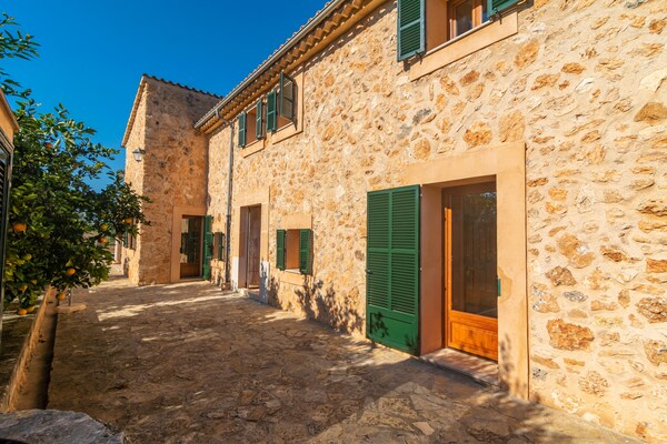Foto van Rustiek Landgoed in Santa Eugenia met Zwembad - Vakantiehuis in , Illes Balears - ExteriorSummer