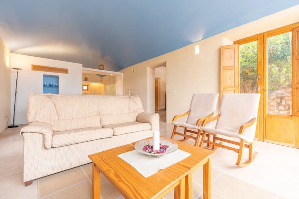 Foto van Villa in Cala Bona met Zwembad & Strand - Vakantiehuis in , Illes Balears - LivingRoom
