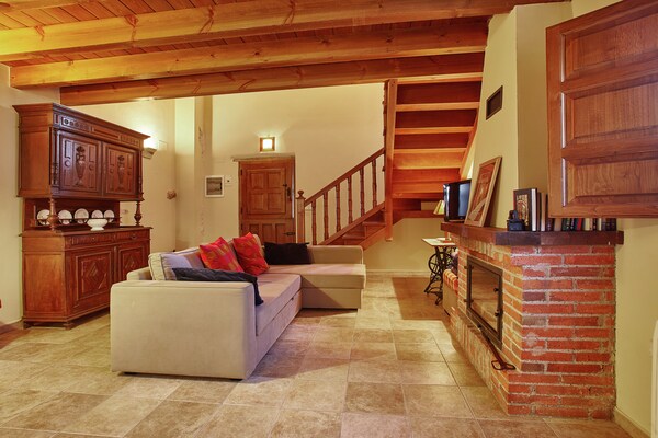 Foto van Gezellig huisje met zwembad en terras - Vakantiehuis in Nava - LivingRoom