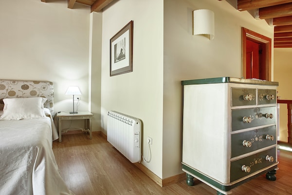 Foto van Gezellig huisje met zwembad en terras - Vakantiehuis in Nava - BedRoom