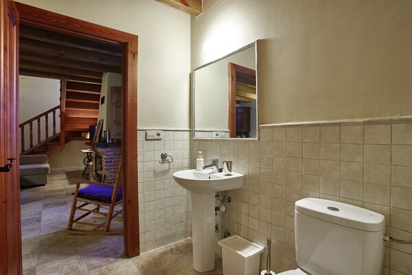 Foto van Gezellig huisje met zwembad en terras - Vakantiehuis in Nava - BathRoom