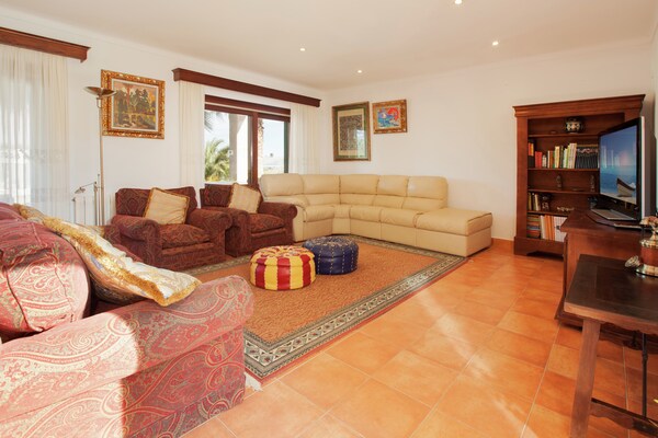 Foto van Huis in Alcudia met zwembad en zeezicht - Vakantiehuis in Alcudia - LivingRoom