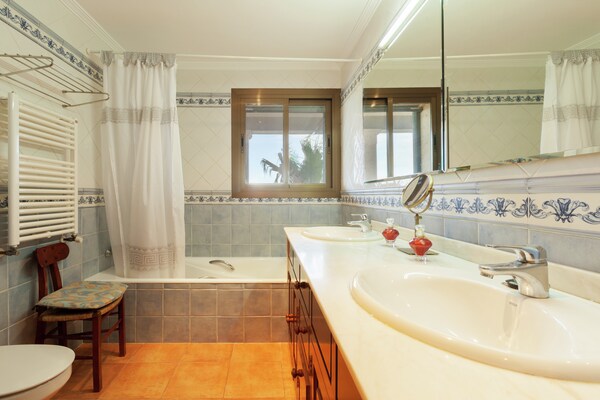 Foto van Huis in Alcudia met zwembad en zeezicht - Vakantiehuis in Alcudia - BathRoom