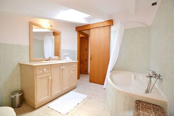 Foto van Landhuis Porto Cristo met zwembad en tuin - Vakantiehuis in Manacor - BathRoom