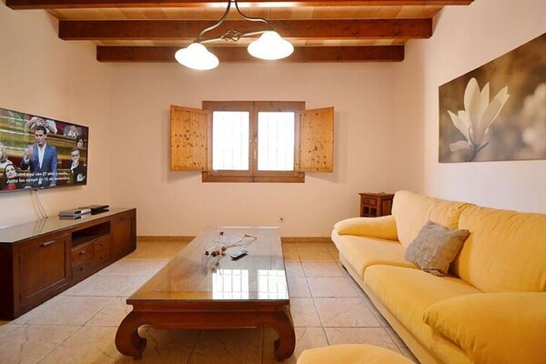 Foto van Landhuis Porto Cristo met zwembad en tuin - Vakantiehuis in Manacor - LivingRoom