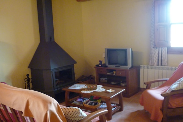 Foto van Cottage in Maians met gedeeld zwembad - Vakantiehuis in Maians-Castellfollit del Boix - LivingRoom