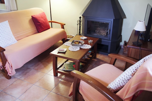 Foto van Cottage in Maians met gedeeld zwembad - Vakantiehuis in Maians-Castellfollit del Boix - LivingRoom