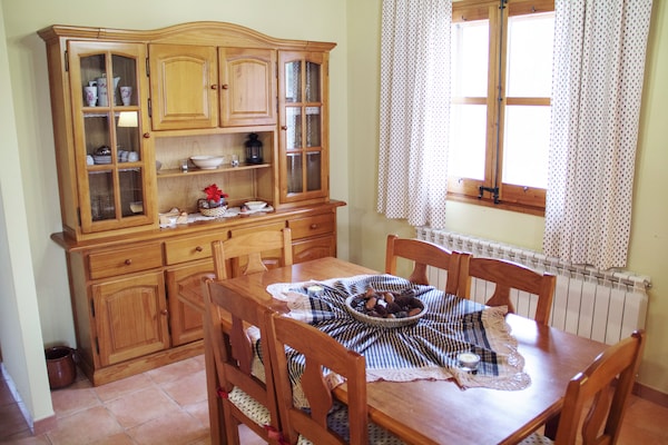 Foto van Cottage in Maians met gedeeld zwembad - Vakantiehuis in Maians-Castellfollit del Boix - DiningRoom