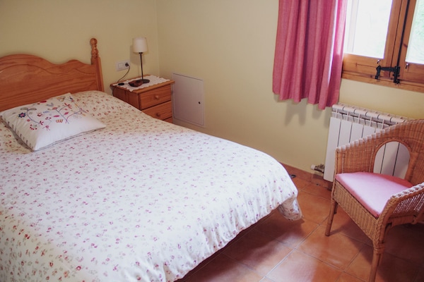 Foto van Cottage in Maians met gedeeld zwembad - Vakantiehuis in Maians-Castellfollit del Boix - BedRoom