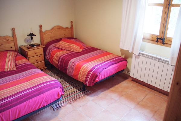 Foto van Cottage in Maians met gedeeld zwembad - Vakantiehuis in Maians-Castellfollit del Boix - BedRoom