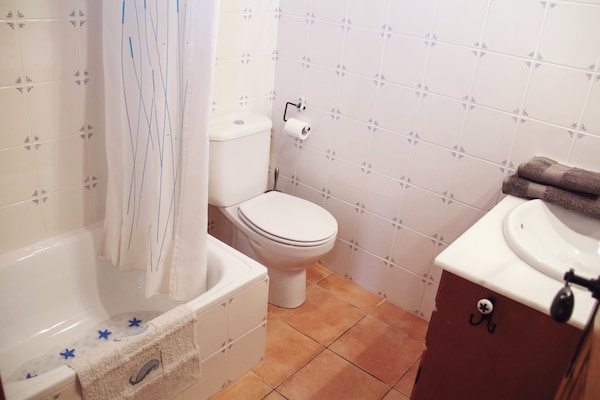 Foto van Cottage in Maians met gedeeld zwembad - Vakantiehuis in Maians-Castellfollit del Boix - BathRoom