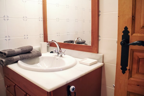 Foto van Cottage in Maians met gedeeld zwembad - Vakantiehuis in Maians-Castellfollit del Boix - BathRoom