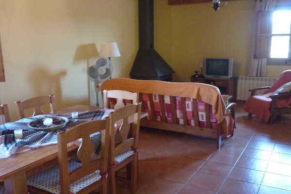 Foto van Cottage in Maians met gedeeld zwembad - Vakantiehuis in Maians-Castellfollit del Boix - LivingRoom
