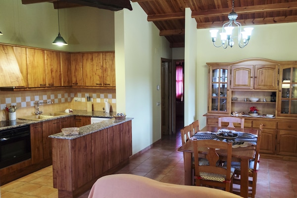 Foto van Cottage in Maians met gedeeld zwembad - Vakantiehuis in Maians-Castellfollit del Boix - DiningRoom