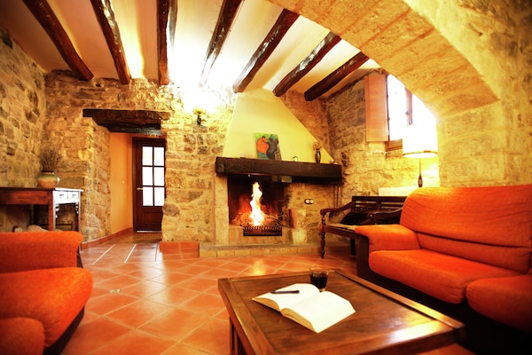 Foto van Landhuis in La Llacuna met zwembad en uitzicht - Vakantiehuis in La Llacuna - LivingRoom