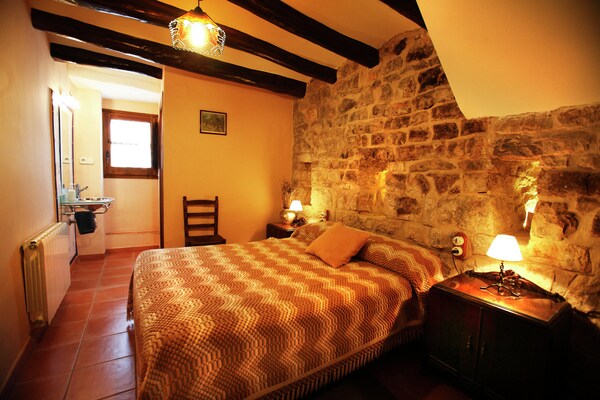 Foto van Landhuis in La Llacuna met zwembad en uitzicht - Vakantiehuis in La Llacuna - BedRoom