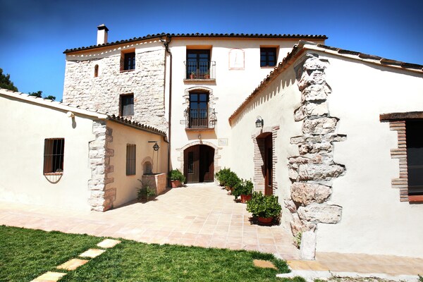 Foto van Landhuis in La Llacuna met zwembad en uitzicht - Vakantiehuis in La Llacuna - ExteriorSummer