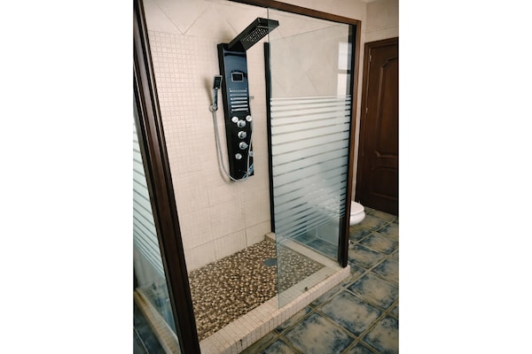Foto van Aangenaam chalet in Rivero de Posadas met zwembad - Vakantiehuis in Rivero de Posadas - BathRoom