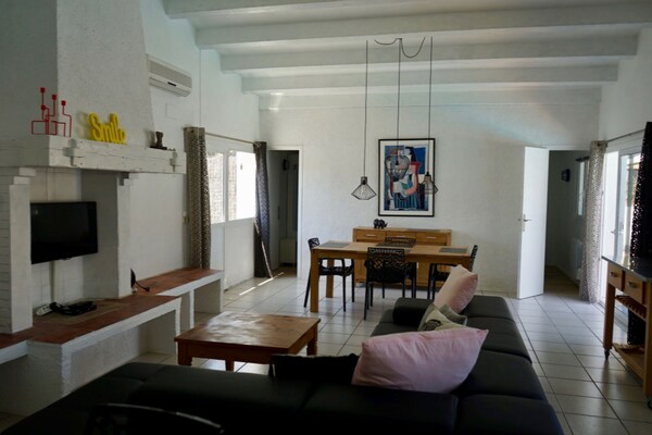 Foto van Aangename vakantiewoning in Santa Cristina d'Aro met zwembad - LivingRoom