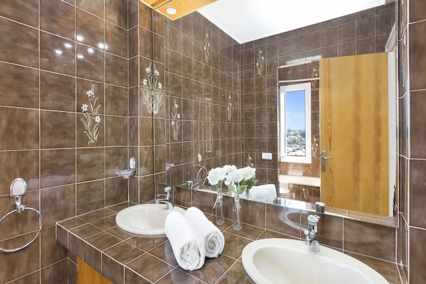 Foto van Villa in Blanes met Zwembad en Strandzicht - Vakantiehuis in Blanes - BathRoom