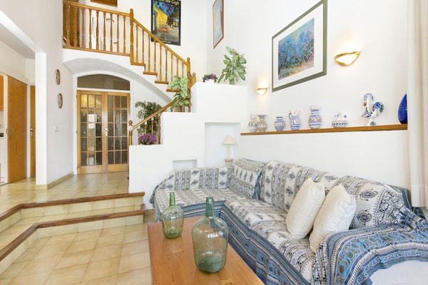 Foto van Villa in Blanes met Zwembad en Strandzicht - Vakantiehuis in Blanes - LivingRoom